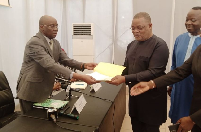 Financement trois partis poliques (remise de cheque)