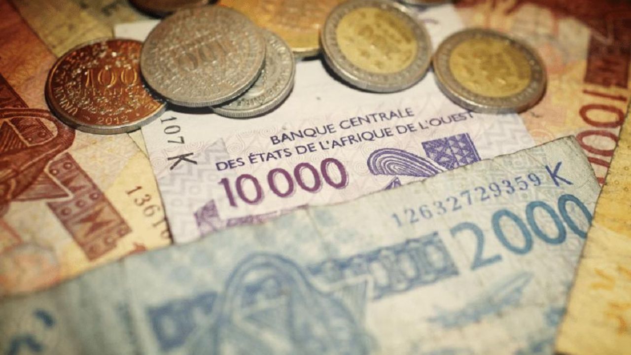 Pièces lisses et billets froissés 