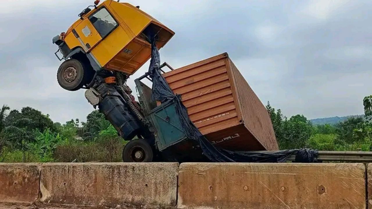 Camion avec conteneur renversé