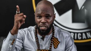 Kémi Séba : visé par un mandat d’arrêt au Bénin, l’influenceur panafricaniste arrêté en Afrique du Sud