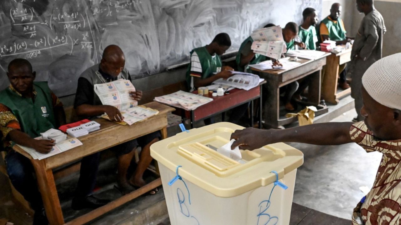 Des agents électoraux mali