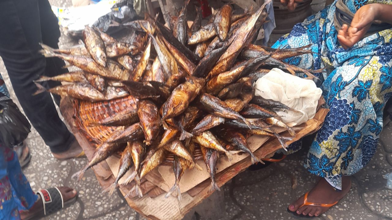 Poissons fumés exposé