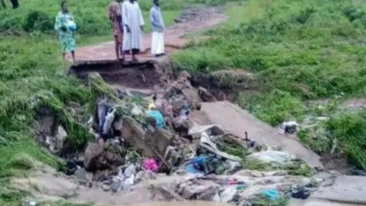 pont reliant Muzdalifa à Banikanni s'effondre
