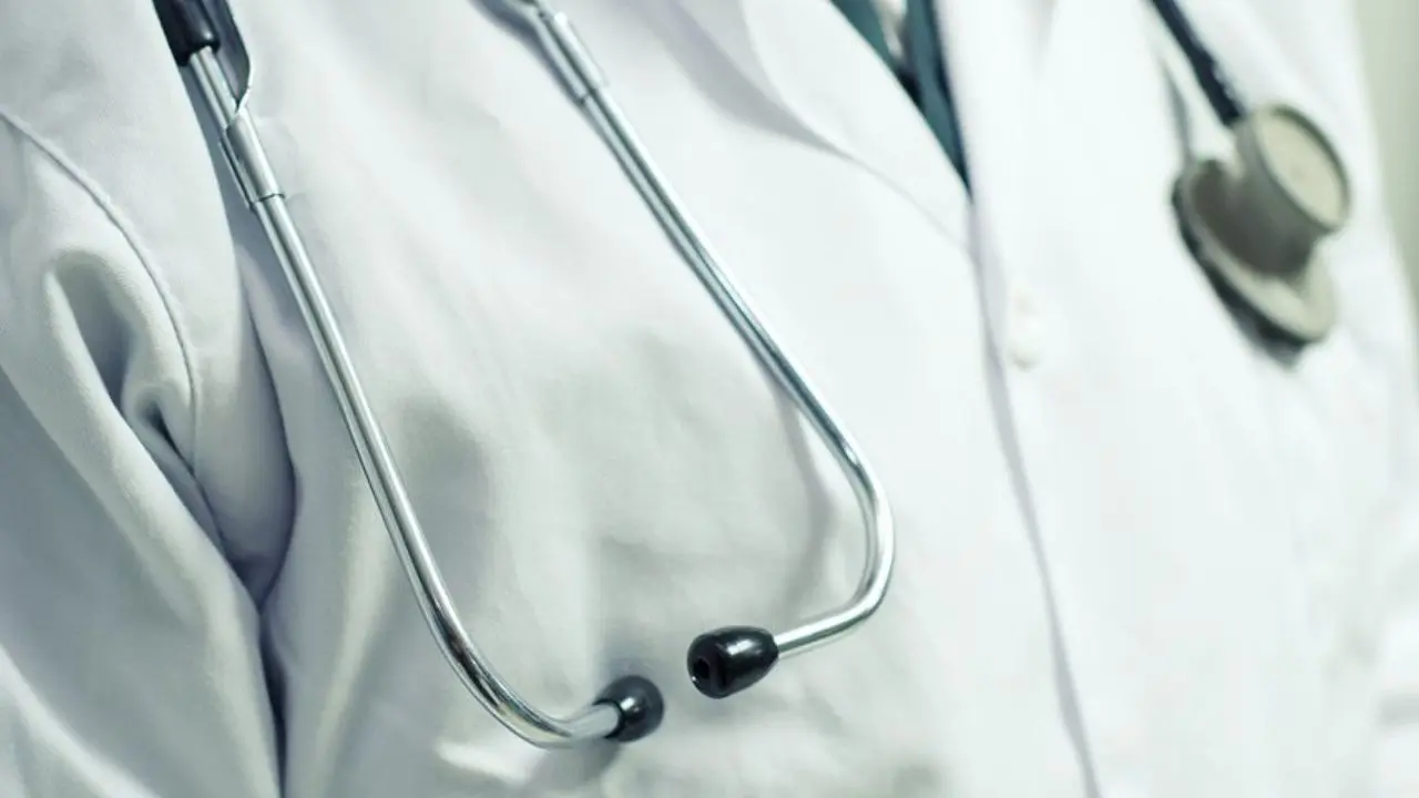 un plombier se fait passer pour médecin