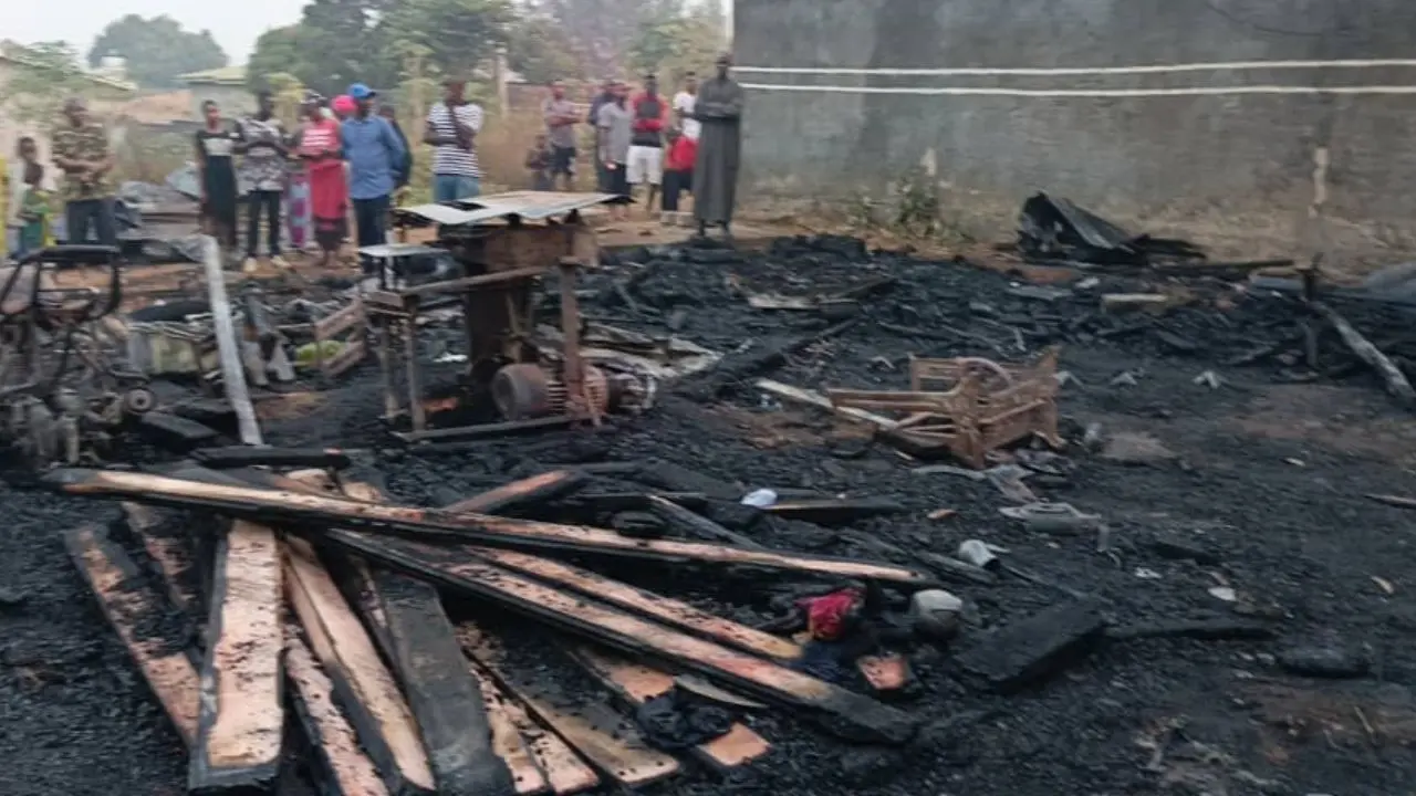 des apprentis à l’intérieur périssent