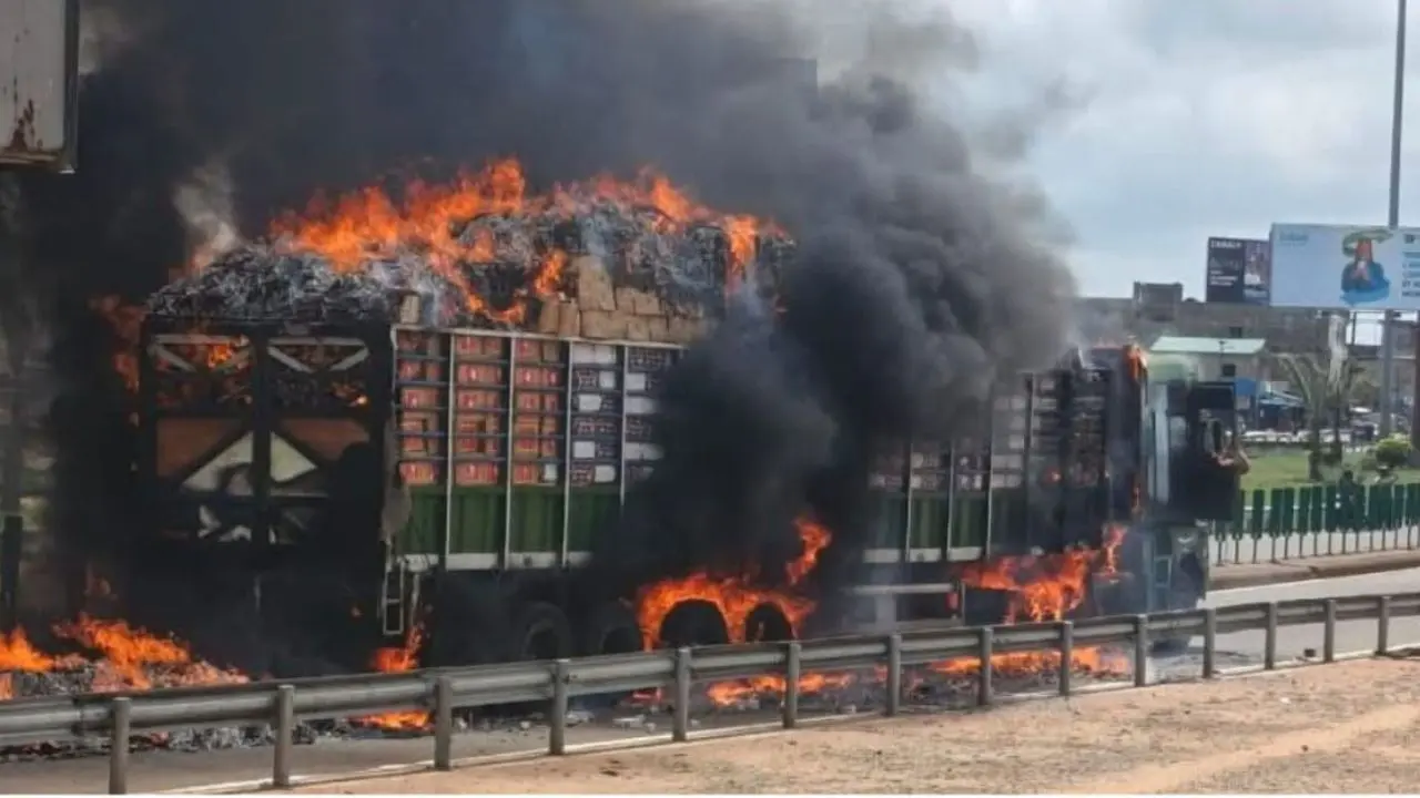 un camion en pleine circulation prend feu