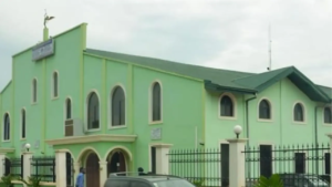 Cameroun : sous l&rsquo;influence d&rsquo;un prédicateur, une mère poignarde mortellement sa fille, les autorités annoncent la fermeture de 1 400 églises