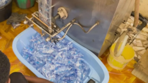 Scandale sanitaire au Sénégal : le gouvernement alerte sur la vente de sachets d’eau et de boissons fabriqués clandestinement