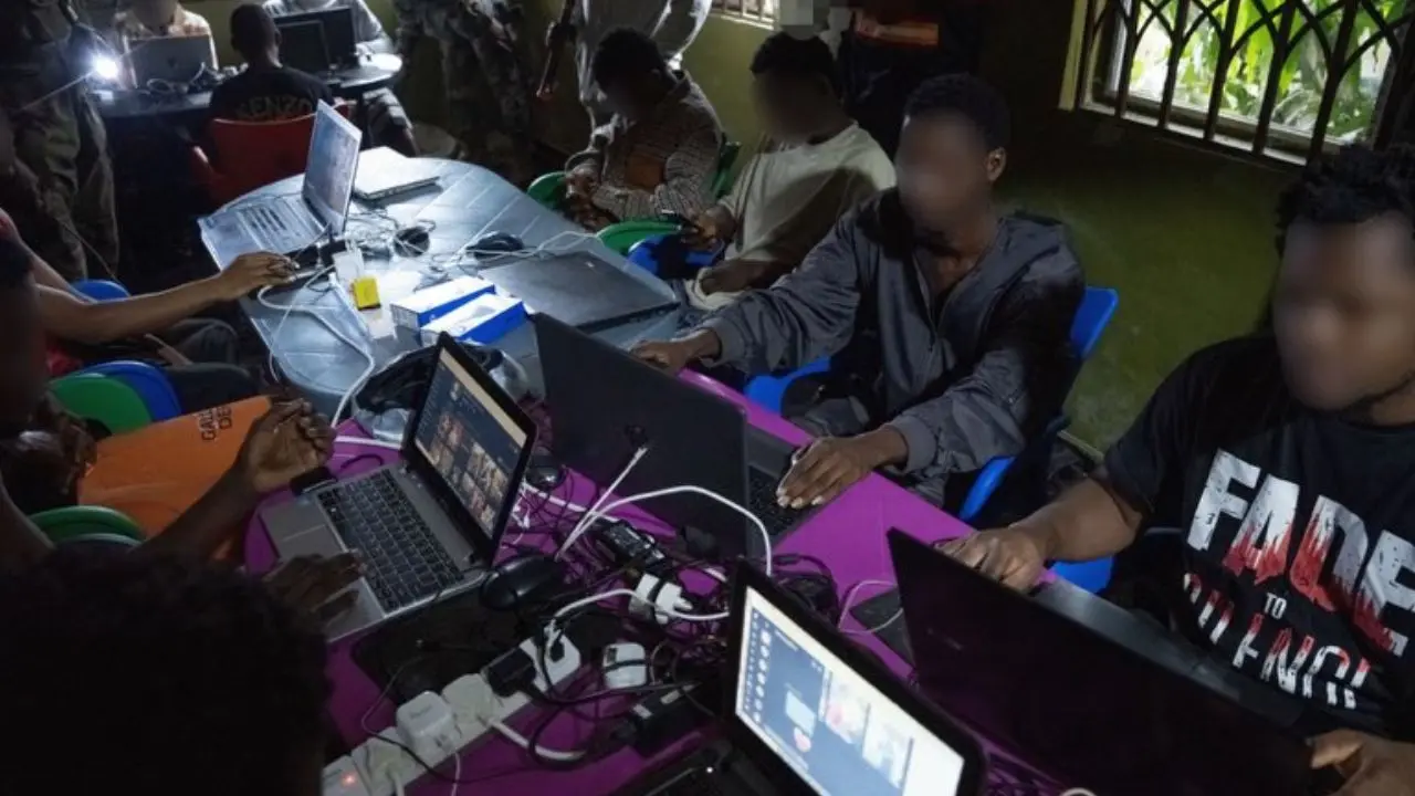 Cybercriminalité au Ghana, plus de 130 personnes interpellées lors d’une opération du FBI